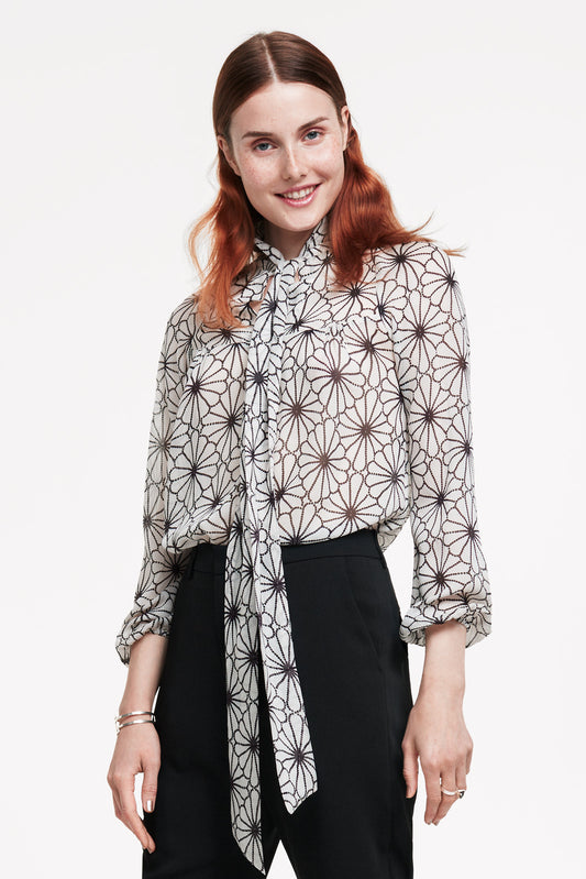 Knotty blouse graphic flowers